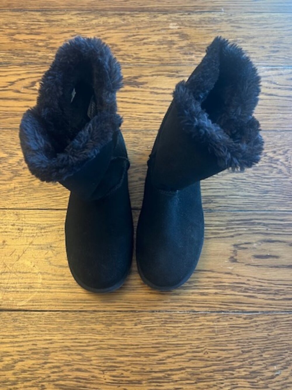 Women Shearling Style Boot, Kohls, Size 7, Black, 2 buttons on the side